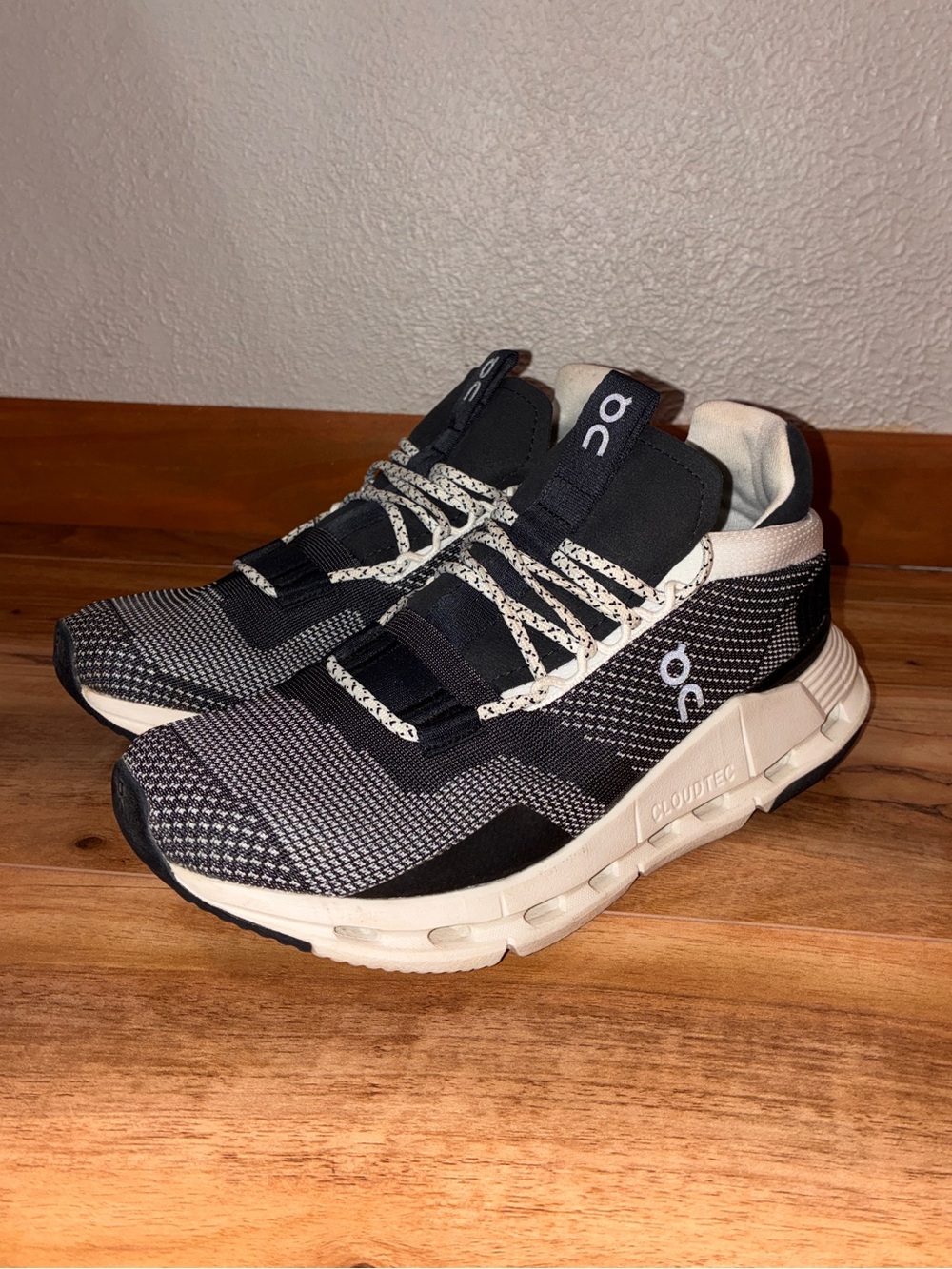 On Cloud Women’s Cloudnova Athletic Running Sneaker Shoes, black/white - size 6